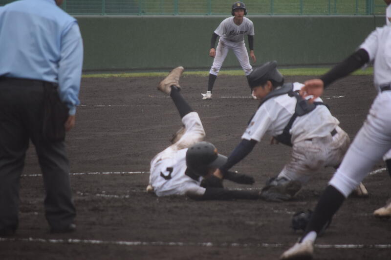 膝の痛みに耐えながら大激走した小枝選手（3年）
