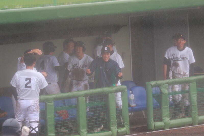 大逆転に喜ぶえりも・富川ナイン
