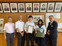 本校を代表して、２年大泉さん、佐々木さん