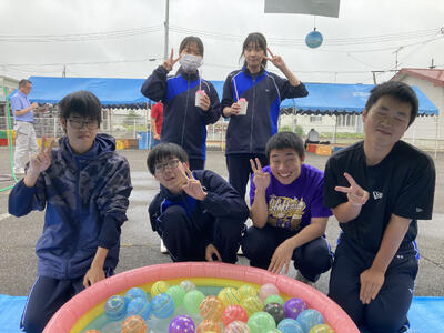 初めてのヨーヨー作りは大苦戦･･･　でも、たくさんのお客さんが来てくれて大盛況でした！