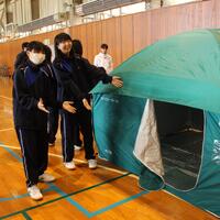 避難所で使用するテントを設営